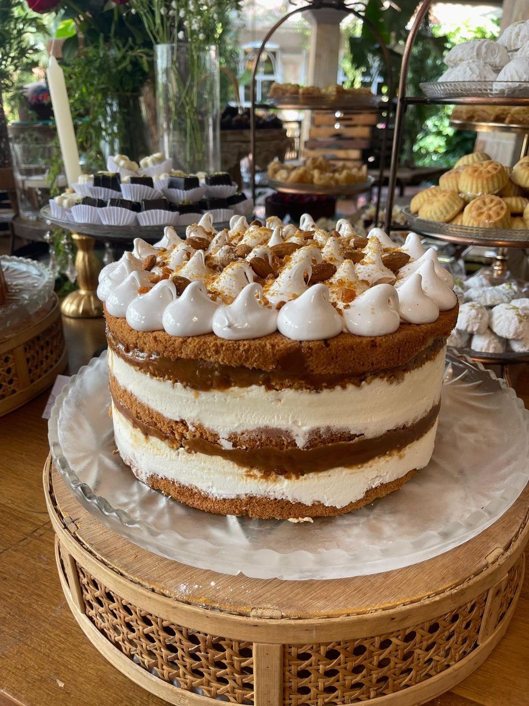 Torta naked con merengue y almendras