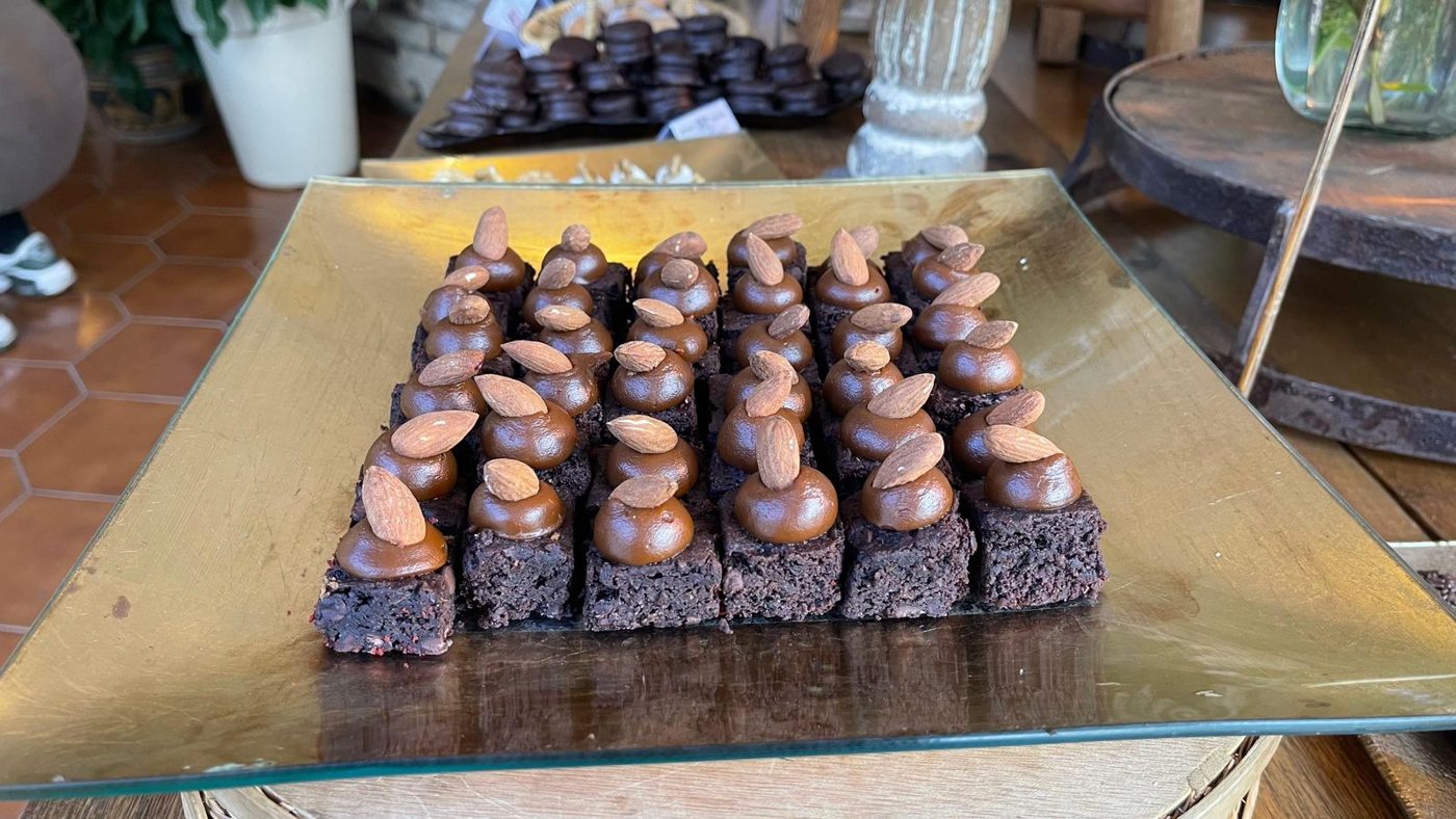Mini brownies con dulce de leche y almendra